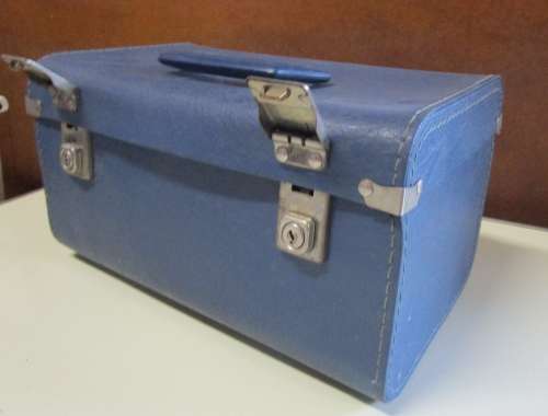 A MARVELOUS VINTAGE SUITCASE SO MANY IDEAS FOR USES  ON PINTEREST