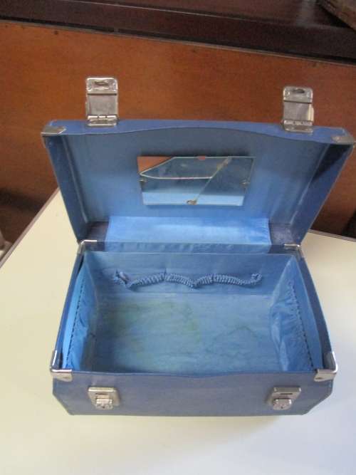 A MARVELOUS VINTAGE SUITCASE SO MANY IDEAS FOR USES  ON PINTEREST