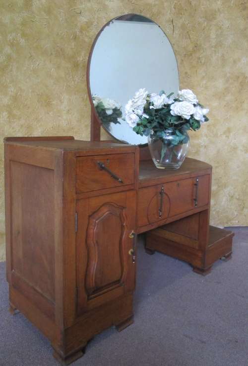 A STUNNING VINTAGE DRESSING TABLE LOVE THE ROUND MIRROR DIFFERENT FROM OTHER VINTAGE DRESSING TABEL