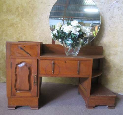 A STUNNING VINTAGE DRESSING TABLE LOVE THE ROUND MIRROR DIFFERENT FROM OTHER VINTAGE DRESSING TABEL