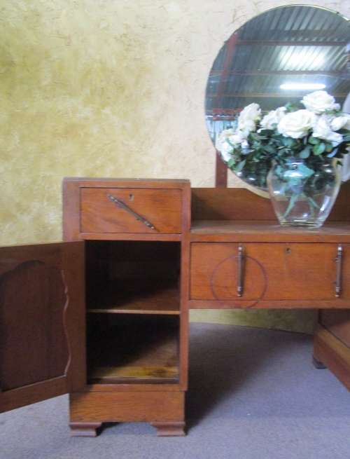 A STUNNING VINTAGE DRESSING TABLE LOVE THE ROUND MIRROR DIFFERENT FROM OTHER VINTAGE DRESSING TABEL