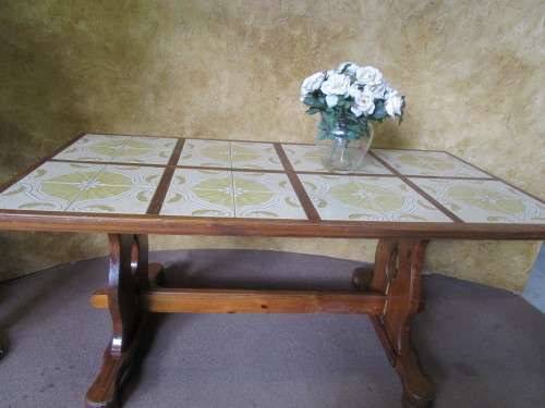 A FANTASTIC VINTAGE TABLE WITH STUNNING DETAIL WITH THE ORIGINAL TILED TOP