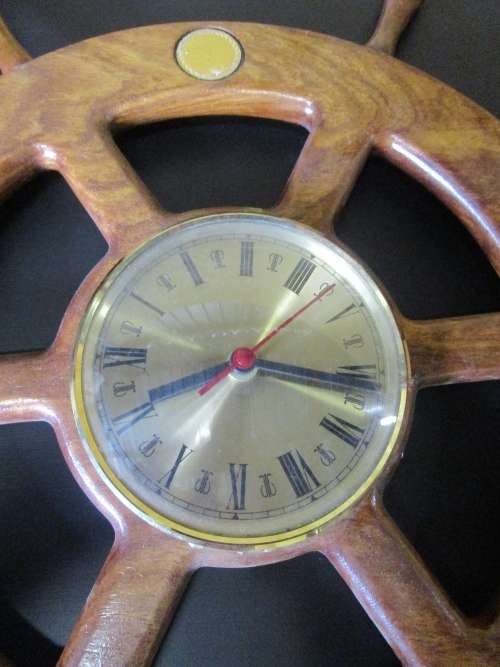 A STUNNING CLOCK SOLLID WOOD LOOK LIKE A SHIPS WHEEL TESTED & WORKING