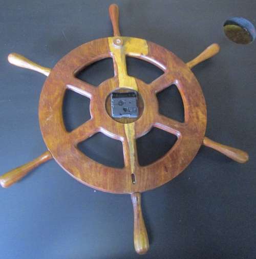 A STUNNING CLOCK SOLLID WOOD LOOK LIKE A SHIPS WHEEL TESTED & WORKING