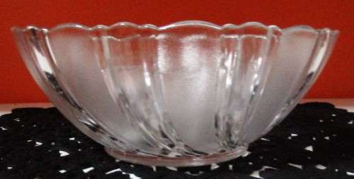A LOVLEY VINTAGE GLASS BOWL SALLAD & SERVING BOWL