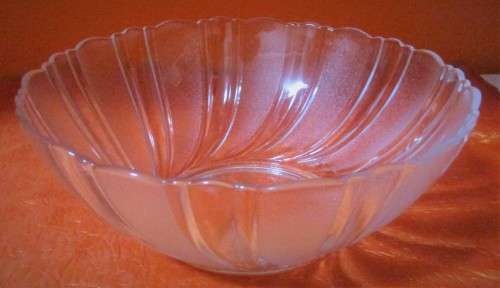 A LOVLEY VINTAGE GLASS BOWL SALLAD & SERVING BOWL