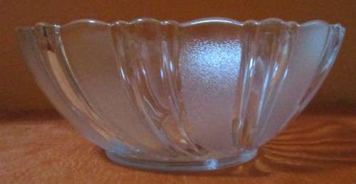 A LOVLEY VINTAGE GLASS BOWL SALLAD & SERVING BOWL