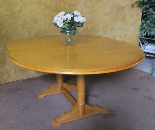 A STUNNING 6 TO 8 SEATER OAK EXTENDABLE DINING TABLE WITH A "HIDDEN" EXTENSION COMPARTMENT