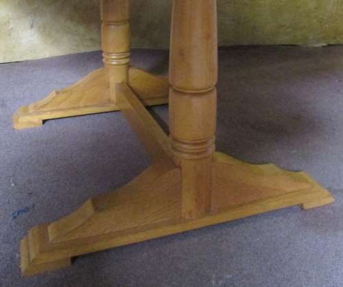 A STUNNING 6 TO 8 SEATER OAK EXTENDABLE DINING TABLE WITH A "HIDDEN" EXTENSION COMPARTMENT