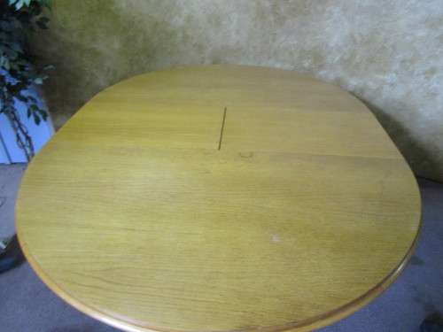 A STUNNING 6 TO 8 SEATER OAK EXTENDABLE DINING TABLE WITH A "HIDDEN" EXTENSION COMPARTMENT