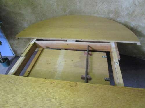 A STUNNING 6 TO 8 SEATER OAK EXTENDABLE DINING TABLE WITH A "HIDDEN" EXTENSION COMPARTMENT