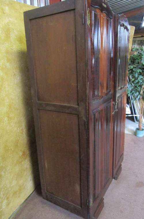 A MARVELOUS VINTAGE IMBUIA TWO DOOR WARDROBE WITH STUNNING DETAILED LEGS