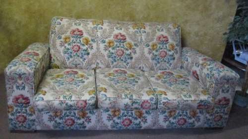 WOW A LOVLEY VINTAGE THREE SEATER COUCH WITH ORIGINAL SPRINGS SO COMFORTABLE
