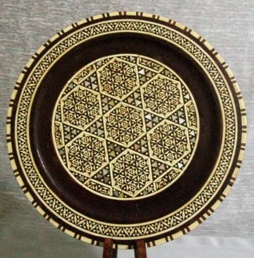 A AWESOME WOODEN DISPLAY PLATE DECORATED WITH STUNNING HAND PAINTED ALMOST A MAROGAN LOOK