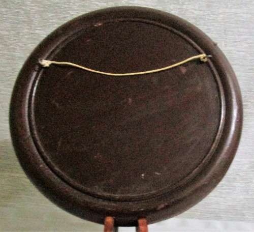 A AWESOME WOODEN DISPLAY PLATE DECORATED WITH STUNNING HAND PAINTED ALMOST A MAROGAN LOOK