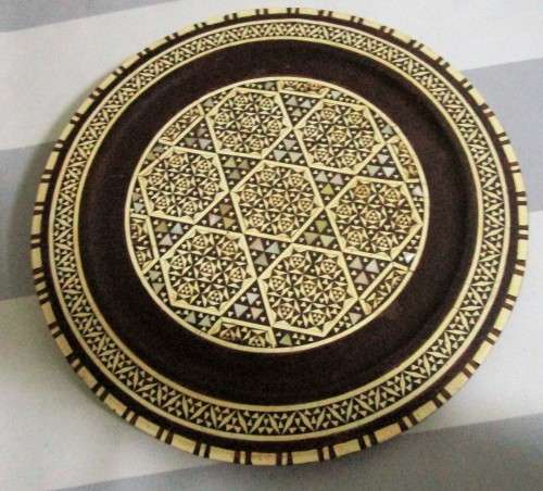 A AWESOME WOODEN DISPLAY PLATE DECORATED WITH STUNNING HAND PAINTED ALMOST A MAROGAN LOOK