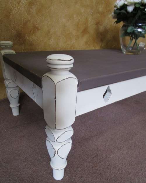 A STUNNING TRENDY CHABBY CHIC HEAVY & LARGE COFFEE TABLE FINISHED IN A ROYAL IVORY CHALK PAINT