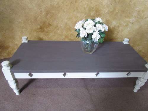 A STUNNING TRENDY CHABBY CHIC HEAVY & LARGE COFFEE TABLE FINISHED IN A ROYAL IVORY CHALK PAINT