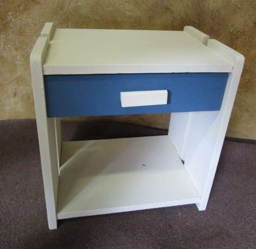 A MARVELOUS CHALK PAINTED BEDSIDE CABINET WITH ONE DRAWER TRENDY/STATEMENT PIECE