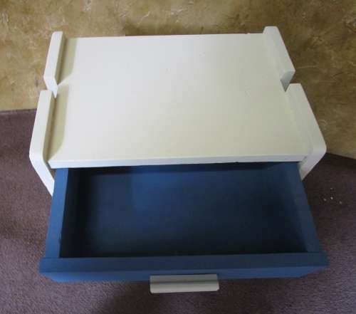 A MARVELOUS CHALK PAINTED BEDSIDE CABINET WITH ONE DRAWER TRENDY/STATEMENT PIECE