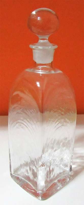 A VERY STYLISH VINTAGE DECANTER PERFECT TO SERVE GUESTS IN STYLE
