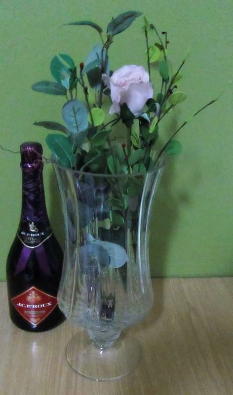 A MAGNIFICENT LARGE TALL GLASS VASE ON A WINE GLASS STEM STUNNING DETAIL