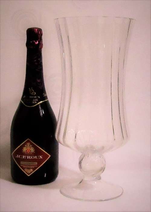 A MAGNIFICENT LARGE TALL GLASS VASE ON A WINE GLASS STEM STUNNING DETAIL