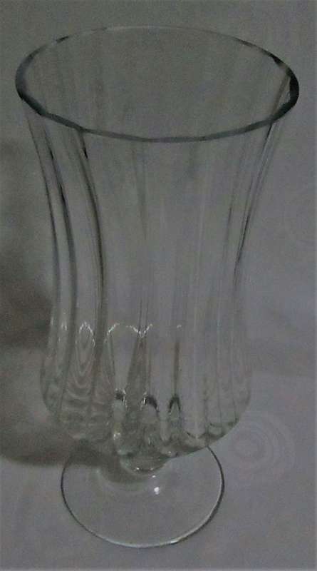 A MAGNIFICENT LARGE TALL GLASS VASE ON A WINE GLASS STEM STUNNING DETAIL