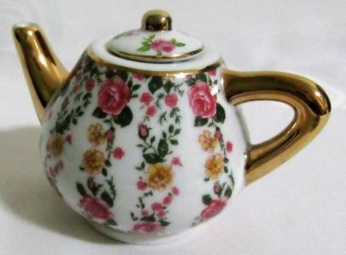 A VERYY PRETTY LITTLE PORCELAIN TEA POT BEAUTIFULLY DECORATED WITH STUNNING COLORS