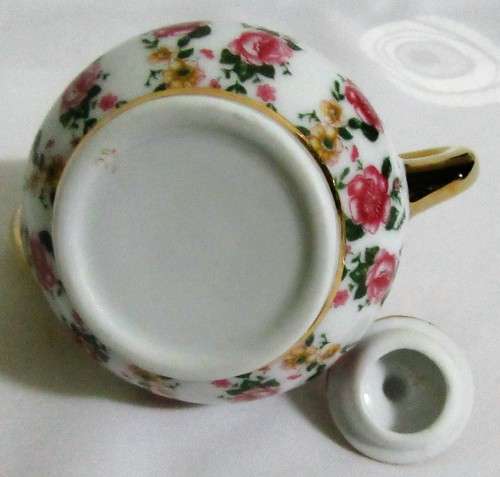 A VERYY PRETTY LITTLE PORCELAIN TEA POT BEAUTIFULLY DECORATED WITH STUNNING COLORS