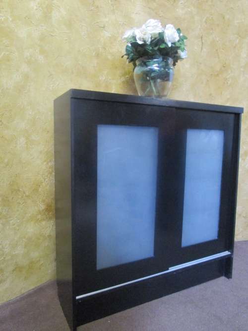 A GORGEOUS DARK WOOD FINISH WALL MOUNTED FROSTED GLASS SLIDING DOOR UNIT WITH THREE ADJUSTABLE SHELF