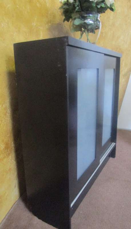 A GORGEOUS DARK WOOD FINISH WALL MOUNTED FROSTED GLASS SLIDING DOOR UNIT WITH THREE ADJUSTABLE SHELF