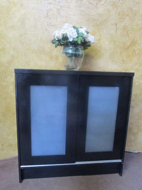 A GORGEOUS DARK WOOD FINISH WALL MOUNTED FROSTED GLASS SLIDING DOOR UNIT WITH THREE ADJUSTABLE SHELF
