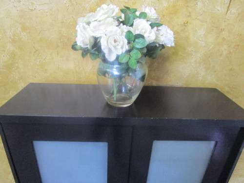 A GORGEOUS DARK WOOD FINISH WALL MOUNTED FROSTED GLASS SLIDING DOOR UNIT WITH THREE ADJUSTABLE SHELF