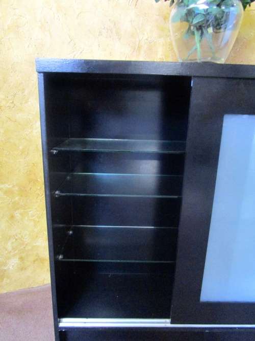 A GORGEOUS DARK WOOD FINISH WALL MOUNTED FROSTED GLASS SLIDING DOOR UNIT WITH THREE ADJUSTABLE SHELF