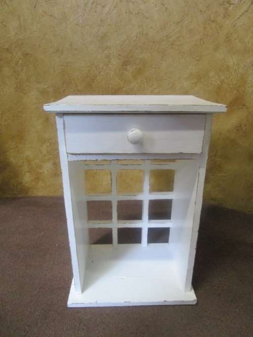A BEAUTIFUL SHABBY CHIC BEDSIDE CABINET OR SIDE TABLE WITH A DRAWER