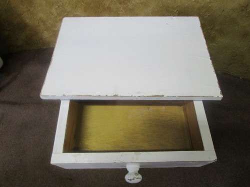 A BEAUTIFUL SHABBY CHIC BEDSIDE CABINET OR SIDE TABLE WITH A DRAWER