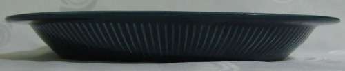 A STUNNING LARGE OVEN DISH FINISHED IN A GORGEOUS DARK BLUE - STYLISH SERVING DISH