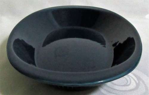 A STUNNING LARGE OVEN DISH FINISHED IN A GORGEOUS DARK BLUE - STYLISH SERVING DISH