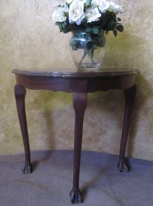 A BEAUTIFUL VINTAGE BALL & CLAW IMBUIA HALF MOON DISPLAY/OCCASIONAL TABLE. GORGEOUS IN AN ENTRANCE!!