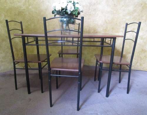A CUTE FOUR SEATER TABLE AND CHAIRS FOR A SMALLER ROOM ONE BID FOR ALL