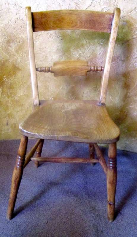 A EXQUISITE ANTIQUE SOLLID WOOD CHAIR IN GOOD CONDITION