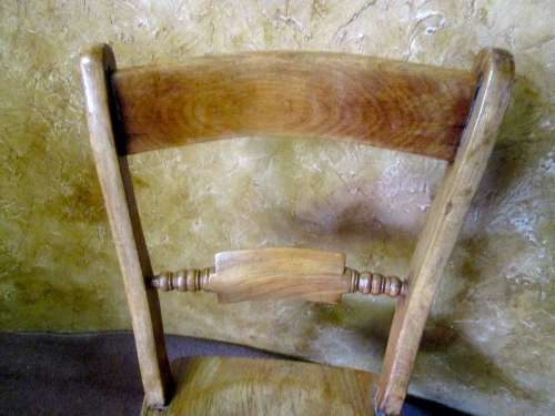 A EXQUISITE ANTIQUE SOLLID WOOD CHAIR IN GOOD CONDITION