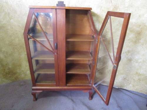 AN EXQUISITE ANTIQUE BOOKCASE DISPLAY CABINET WITH MAGNIFICENT GLASS DOORS; STUNNING FURNITURE!