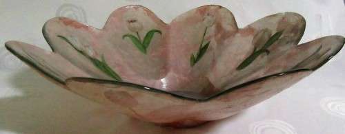 A BEAUTIFULLY DESIGNED FLORAL SHAPED LARGE GLASS BOWL IN PASTEL PINK DECORATED WITH TULIPS