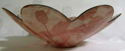 A BEAUTIFULLY DESIGNED FLORAL SHAPED LARGE GLASS BOWL IN PASTEL PINK DECORATED WITH TULIPS