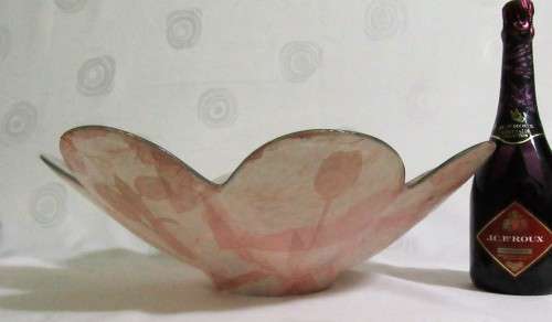 A BEAUTIFULLY DESIGNED FLORAL SHAPED LARGE GLASS BOWL IN PASTEL PINK DECORATED WITH TULIPS