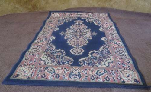 A STUNNING MACHINE WOVEN CARPET WITH STUNNING RICH BLUE COLORS 117CM X 79CM