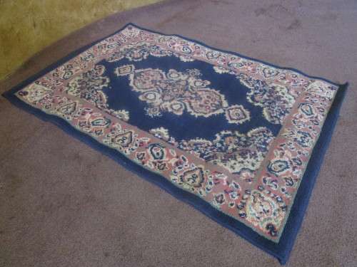 A STUNNING MACHINE WOVEN CARPET WITH STUNNING RICH BLUE COLORS 117CM X 79CM