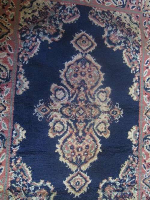 A STUNNING MACHINE WOVEN CARPET WITH STUNNING RICH BLUE COLORS 117CM X 79CM